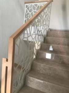 balustrada-metalica-alba-moderna-forme-neregulate-etaj-vedere-de-jos-trepte-abc-ludens