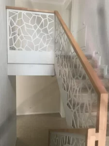 balustrada-metalica-alba-moderna-forme-neregulate-etaj-vedere-scara-abc-ludens