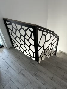 balustrada-metalica-neagra-etaj-mana-curenta-din-lemn-natur-forme-neregulate-abc-ludens