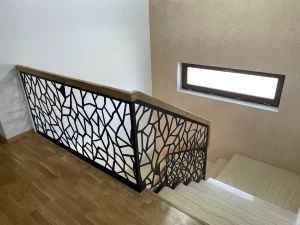 balustrada-metalica-neagra-etaj-mana-curenta-lemn-natur-forme-neregulate-abc-ludens