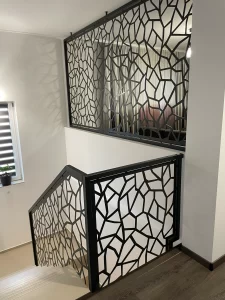 balustrada-metalica-neagra-etaj-superior-mana-curenta-lemn-natur-forme-neregulate-abc-ludens