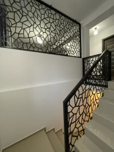 balustrada-metalica-neagra-etaj-vdere-trepte-mana-curenta-lemn-natur-forme-neregulate-abc-ludens