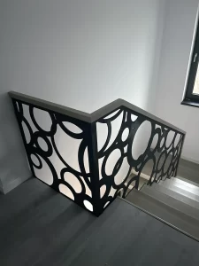 balustrada-metalica-neagra-forme-circulare-etaj-abc-ludens