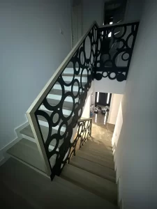 balustrada-metalica-neagra-forme-circulare-etaj-vedere-de-jos-abc-ludens