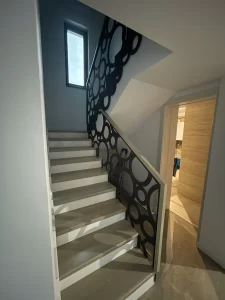 balustrada-metalica-neagra-forme-circulare-parter-abc-ludens