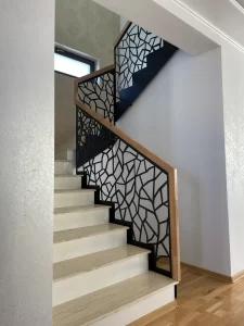 balustrada-metalica-neagra-mana-curenta-lemn-natur-parter-abc-ludens