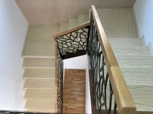 balustrada-metalica-neagra-mana-curenta-lemn-natur-vedere-scari-abc-ludens