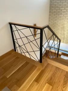 balustrada-metalica-neagra-moderna-mana-curenta-lemn-natur-forme-triunghiulare-etaj-abc-ludens